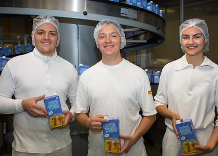 Apprendisti tecnici alimentaristi nell'area di produzione del Kult Ice Tea Apprendisti tecnici alimentaristi nell'area di produzione del Kult Ice Tea